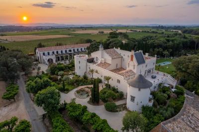 Miniature Location salle Servian (Hérault) - Château Hermitage de Combas #14 Plan illustré du domaine Château Hermitage de Combas avec localisation des bâtiments, parkings et espaces extérieurs.