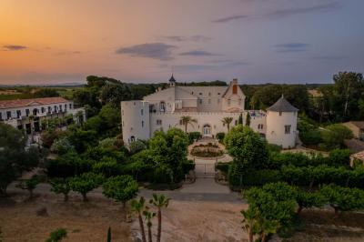 Miniature Location salle Servian (Hérault) - Château Hermitage de Combas #13 Plan illustré du domaine Château Hermitage de Combas avec localisation des bâtiments, parkings et espaces extérieurs.