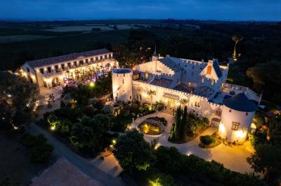Miniature Location salle Servian (Hérault) - Château Hermitage de Combas #15 Plan illustré du domaine Château Hermitage de Combas avec localisation des bâtiments, parkings et espaces extérieurs.