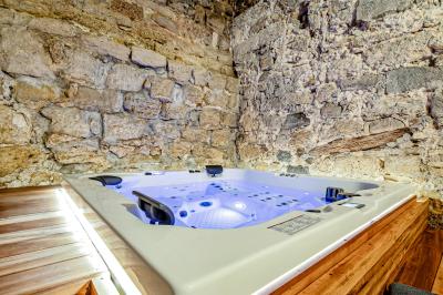 Miniature Location salle Servian (Hérault) - Château Hermitage de Combas #21 Plan illustré du domaine Château Hermitage de Combas avec localisation des bâtiments, parkings et espaces extérieurs.