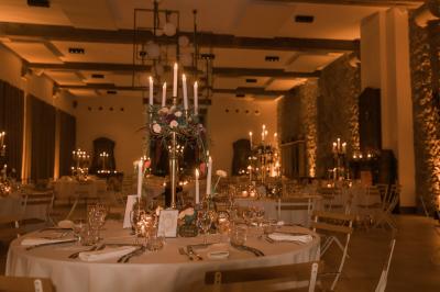 Miniature Location salle Servian (Hérault) - Château Hermitage de Combas #37 Plan illustré du domaine Château Hermitage de Combas avec localisation des bâtiments, parkings et espaces extérieurs.