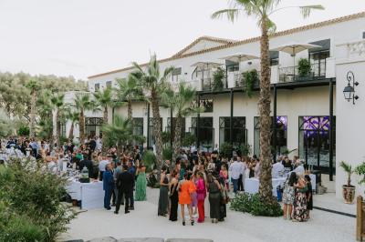 Miniature Location salle Servian (Hérault) - Château Hermitage de Combas #41 Plan illustré du domaine Château Hermitage de Combas avec localisation des bâtiments, parkings et espaces extérieurs.