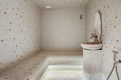 Miniature Location salle Servian (Hérault) - Château Hermitage de Combas #20 Plan illustré du domaine Château Hermitage de Combas avec localisation des bâtiments, parkings et espaces extérieurs.