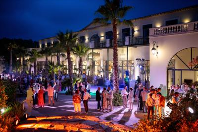 Miniature Location salle Servian (Hérault) - Château Hermitage de Combas #44 Plan illustré du domaine Château Hermitage de Combas avec localisation des bâtiments, parkings et espaces extérieurs.