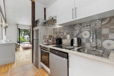 Miniature Location salle Servian (Hérault) - Château Hermitage de Combas #52 Plan illustré du domaine Château Hermitage de Combas avec localisation des bâtiments, parkings et espaces extérieurs.