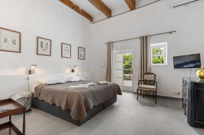 Miniature Location salle Servian (Hérault) - Château Hermitage de Combas #97 Plan illustré du domaine Château Hermitage de Combas avec localisation des bâtiments, parkings et espaces extérieurs.