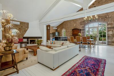 Miniature Location salle Servian (Hérault) - Château Hermitage de Combas #100 Plan illustré du domaine Château Hermitage de Combas avec localisation des bâtiments, parkings et espaces extérieurs.