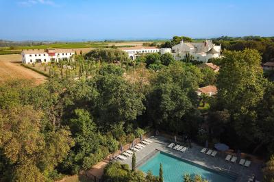 Miniature Location salle Servian (Hérault) - Château Hermitage de Combas #4 Plan illustré du domaine Château Hermitage de Combas avec localisation des bâtiments, parkings et espaces extérieurs.