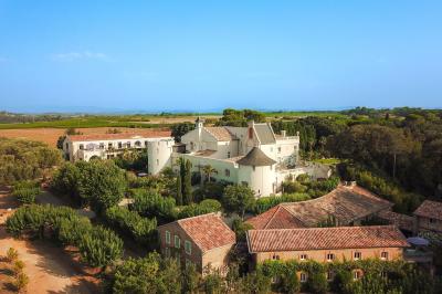 Miniature Location salle Servian (Hérault) - Château Hermitage de Combas #7 Plan illustré du domaine Château Hermitage de Combas avec localisation des bâtiments, parkings et espaces extérieurs.