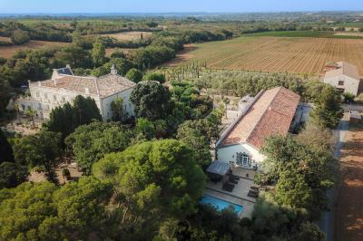 Miniature Location salle Servian (Hérault) - Château Hermitage de Combas #5 Plan illustré du domaine Château Hermitage de Combas avec localisation des bâtiments, parkings et espaces extérieurs.