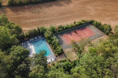 Miniature Location salle Servian (Hérault) - Château Hermitage de Combas #16 Plan illustré du domaine Château Hermitage de Combas avec localisation des bâtiments, parkings et espaces extérieurs.