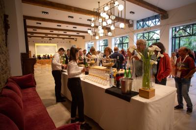 Miniature Location salle Servian (Hérault) - Château Hermitage de Combas #33 Plan illustré du domaine Château Hermitage de Combas avec localisation des bâtiments, parkings et espaces extérieurs.