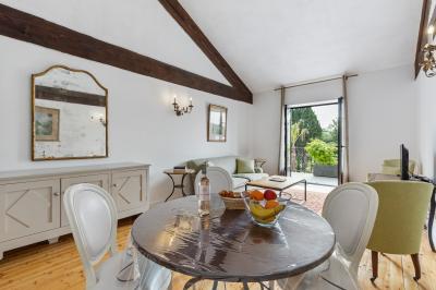 Miniature Location salle Servian (Hérault) - Château Hermitage de Combas #55 Plan illustré du domaine Château Hermitage de Combas avec localisation des bâtiments, parkings et espaces extérieurs.