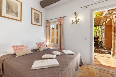 Miniature Location salle Servian (Hérault) - Château Hermitage de Combas #75 Plan illustré du domaine Château Hermitage de Combas avec localisation des bâtiments, parkings et espaces extérieurs.