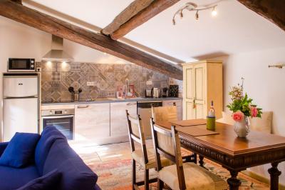 Miniature Location salle Servian (Hérault) - Château Hermitage de Combas #70 Plan illustré du domaine Château Hermitage de Combas avec localisation des bâtiments, parkings et espaces extérieurs.