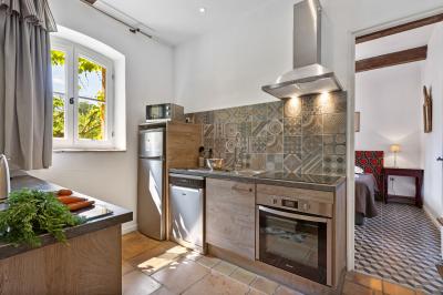 Miniature Location salle Servian (Hérault) - Château Hermitage de Combas #85 Plan illustré du domaine Château Hermitage de Combas avec localisation des bâtiments, parkings et espaces extérieurs.