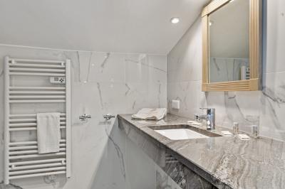 Miniature Location salle Servian (Hérault) - Château Hermitage de Combas #89 Plan illustré du domaine Château Hermitage de Combas avec localisation des bâtiments, parkings et espaces extérieurs.