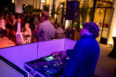 Miniature Location salle Servian (Hérault) - Château Hermitage de Combas #45 Plan illustré du domaine Château Hermitage de Combas avec localisation des bâtiments, parkings et espaces extérieurs.