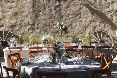 Colonne en pierre sur un socle dans un parc arboré, entourée de pelouse et d'arbres feuillus.
