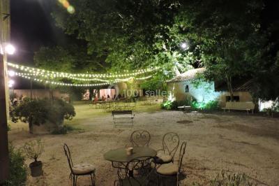 Colonne en pierre sur un socle dans un parc arboré, entourée de pelouse et d'arbres feuillus.