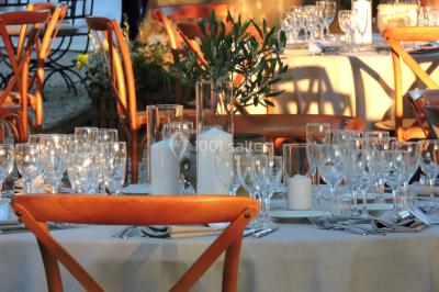 Colonne en pierre sur un socle dans un parc arboré, entourée de pelouse et d'arbres feuillus.