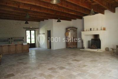Colonne en pierre sur un socle dans un parc arboré, entourée de pelouse et d'arbres feuillus.