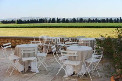 Colonne en pierre sur un socle dans un parc arboré, entourée de pelouse et d'arbres feuillus.