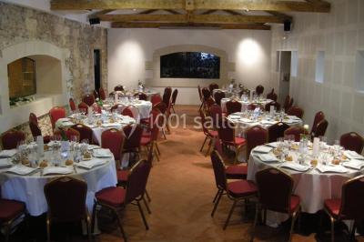 Parking devant un bâtiment en pierre marqué ’Château Saint Ahon’, entouré d'arbres et sous un ciel dégagé.