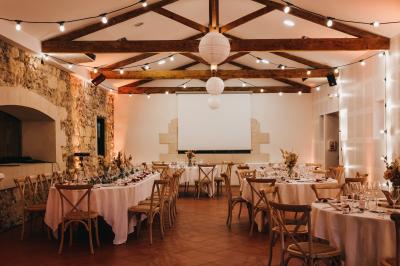 Parking devant un bâtiment en pierre marqué ’Château Saint Ahon’, entouré d'arbres et sous un ciel dégagé.