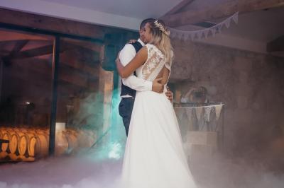 Parking devant un bâtiment en pierre marqué ’Château Saint Ahon’, entouré d'arbres et sous un ciel dégagé.