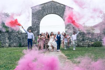 Parking devant un bâtiment en pierre marqué ’Château Saint Ahon’, entouré d'arbres et sous un ciel dégagé.