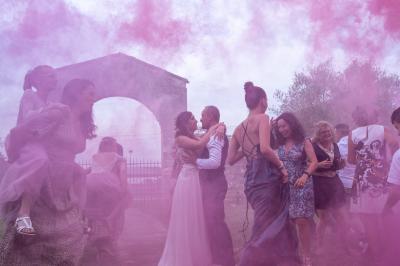 Parking devant un bâtiment en pierre marqué ’Château Saint Ahon’, entouré d'arbres et sous un ciel dégagé.