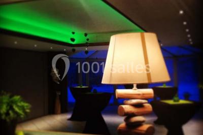 Roses roses et blanches en gros plan devant une pelouse et des arbres verdoyants sous un ciel clair.