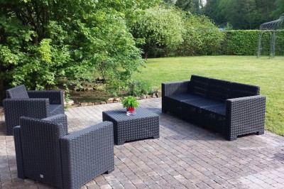 Miniature Location salle Flémalle (Liège) - Salons Ypsilon #16 Salle de conférence lumineuse avec des rangées de chaises noires, un écran de projection et un tableau blanc.