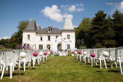 Une chambre d'enfant avec un lit bébé, une table à langer, une chaise haute et des cadres accrochés au mur.