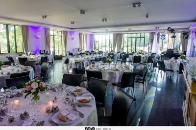 Une chambre d'enfant avec un lit bébé, une table à langer, une chaise haute et des cadres accrochés au mur.