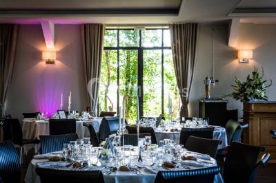 Une chambre d'enfant avec un lit bébé, une table à langer, une chaise haute et des cadres accrochés au mur.
