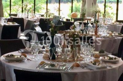 Une chambre d'enfant avec un lit bébé, une table à langer, une chaise haute et des cadres accrochés au mur.
