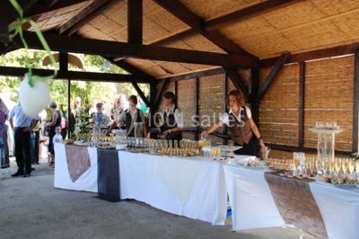 Une chambre d'enfant avec un lit bébé, une table à langer, une chaise haute et des cadres accrochés au mur.