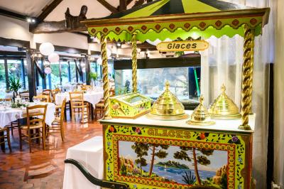 Dessert composé d'un gâteau aux fruits, d'une glace, d'une tuile décorative et d'une sauce artistique au chocolat et caramel.