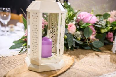 Dessert composé d'un gâteau aux fruits, d'une glace, d'une tuile décorative et d'une sauce artistique au chocolat et caramel.