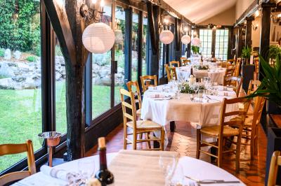 Dessert composé d'un gâteau aux fruits, d'une glace, d'une tuile décorative et d'une sauce artistique au chocolat et caramel.