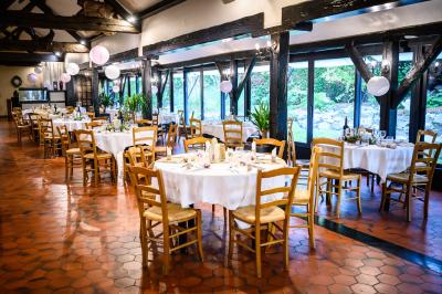 Dessert composé d'un gâteau aux fruits, d'une glace, d'une tuile décorative et d'une sauce artistique au chocolat et caramel.