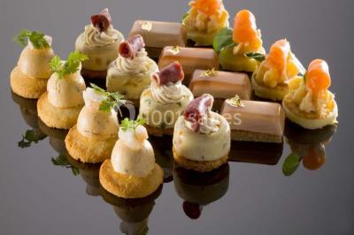 Dessert composé d'un gâteau aux fruits, d'une glace, d'une tuile décorative et d'une sauce artistique au chocolat et caramel.