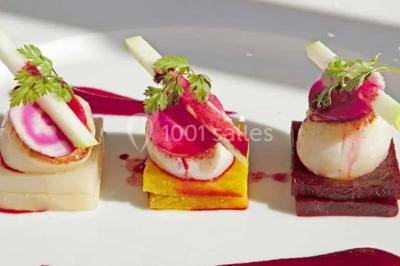 Dessert composé d'un gâteau aux fruits, d'une glace, d'une tuile décorative et d'une sauce artistique au chocolat et caramel.