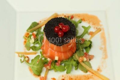 Dessert composé d'un gâteau aux fruits, d'une glace, d'une tuile décorative et d'une sauce artistique au chocolat et caramel.