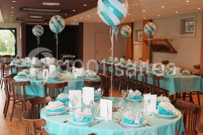 Bâtiment illuminé de nuit avec des façades vitrées et un toit en pente, entouré d'obscurité.