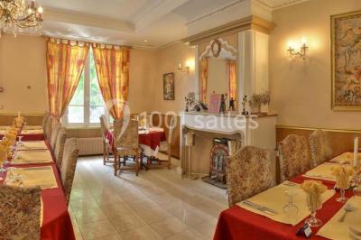 Canal bordé d'arbres avec une écluse centrale et un paysage verdoyant sous un ciel partiellement nuageux.