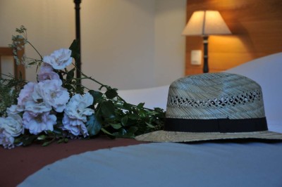 Cour enneigée avec bâtiments en pierre, un pigeonnier cylindrique et des arbres nus sous un ciel dégagé.
