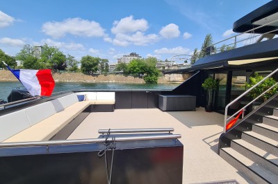 Miniature Location salle Paris 15 (Paris) - Paris Yacht Marina #37 Bateaux amarrés le long d'un quai sur une rivière, avec une promenade bordée d'arbres à gauche.